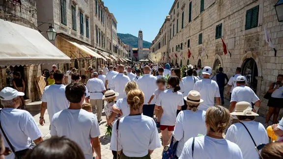 Straße in der Altstadt von Dubrovnik voller Menchen