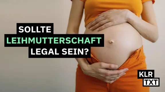 Schwangere Frau berührt ihren Bauch.
