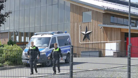 Polizisten bei einer Durchsuchung in einem Unternehmen einer Geschäftsfrau in Leinefelde-Worbis.