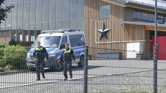 Polizisten bei einer Durchsuchung in einem Unternehmen einer Geschäftsfrau in Leinefelde-Worbis.