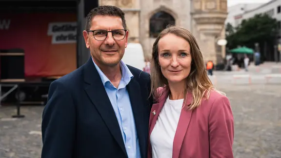 BSW-Spitzenkandidaten Thomas Schulze und Claudia Wittig auf dem Dessauer Marktplatz
