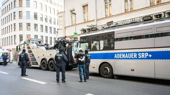 Am Rand der Auftaktkundgebung wird dem Bus "Adenauer SRP+" der "Zentrum für Politische Schönheit" (ZPS) von der Polizei beschlagnahmt, weil die Polizei sich nicht sicher ist ob die Anbauten des Busses sich sicher sind, trotz mehreren Gutachten. Anschließend wird das Abschleppen vorbereitet.