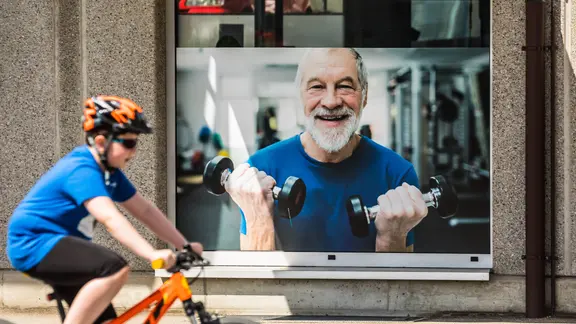 Werbung für Krafttraining im Fitnessstudio