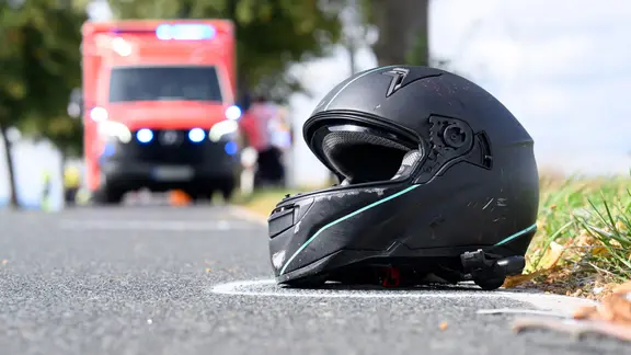 Der Helm einer Motorradfahrerin liegt nach einem Unfall auf der Kreisstraße 204 zwischen Schulenburg in der Region Hannover und Adensen im Landkreis Hildesheim.