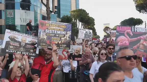 Menschen bei Demo mit Plakaten
