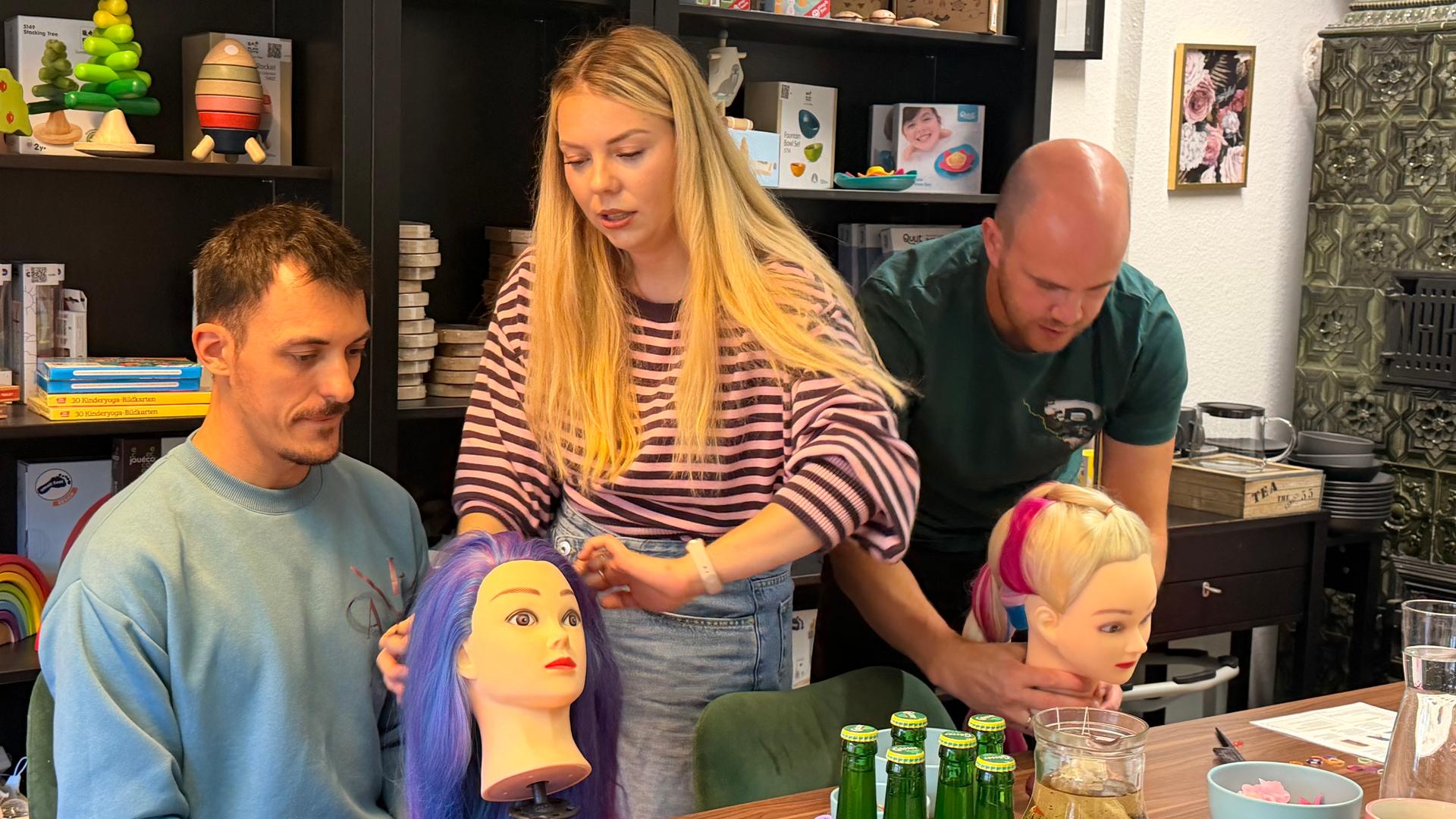 Zwei Väter lernen in einem Workshop Haare flechten | MDR/Sarah Rose