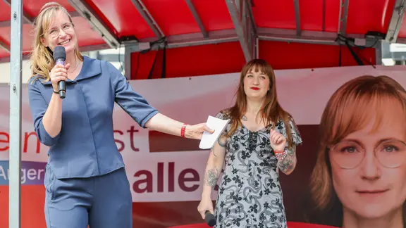 Eva von Angern (l) , Spitzenkandidatin der Partei Die Linke und Heidi Reichinnek, Vorsitzende der Linksfraktion im Bundestag