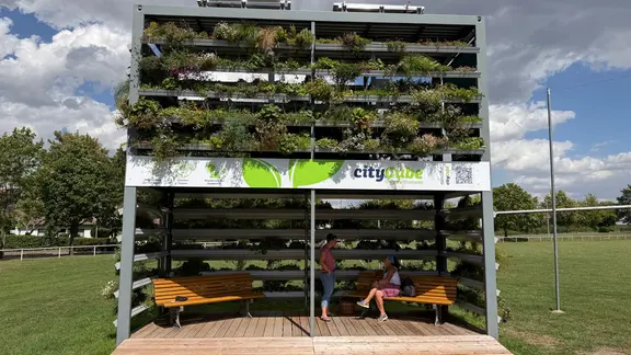 Der City Cube steht auf einem Sportplatz