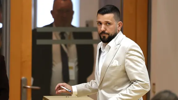 Tobias Rausch (AfD) steht an der Wahlurne während der konstituierenden Sitzung des Landtags von Sachsen-Anhalt