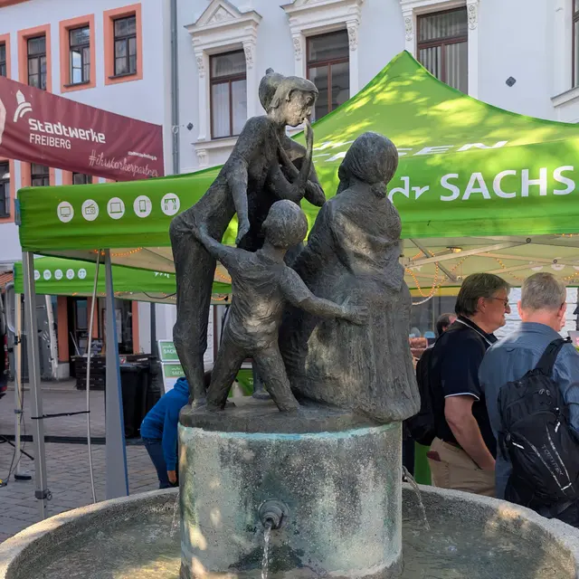 Ein Brunnen mit Menschenfiguren