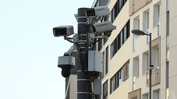 Mehrere Videokameras sind auf den Vorplatz vom Hauptbahnhof Köln gerichtet.
