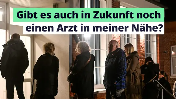Warteschlage vor einer Arztpraxis