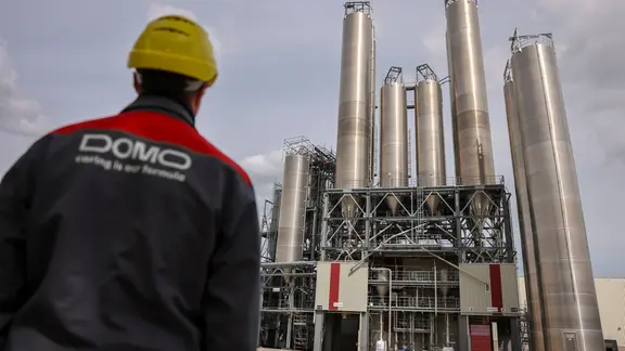 Ein Mitarbeiter von Domo Chemicals steht vor Silos in Leuna.