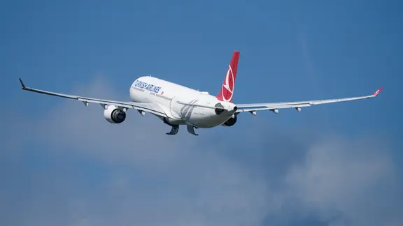Ein Airbus A330-300 der Fluggesellschaft «Turkish Airlines» startet am ersten Sommerferientag in Berlin und Brandenburg von der Startbahn Süd des Flughafens Berlin Brandenburg BER «Willy Brandt».