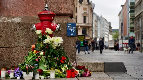 Menschen laufen durch die Grimmaische straße