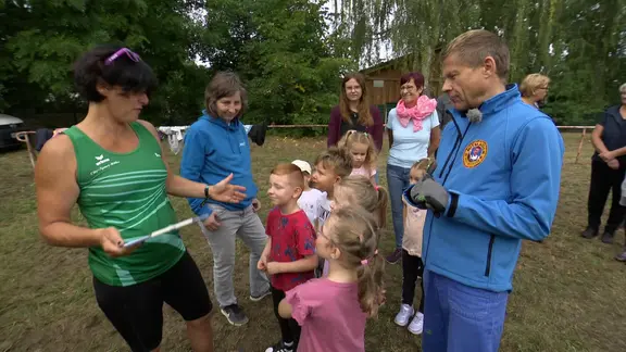 Eine Gruppe von Kindern und Erwachsenen.