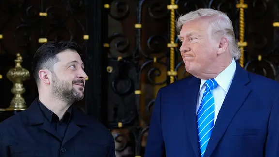 Archiv: US-Präsident Donald Trump (r) begrüßt Wolodymyr Selenskyj, Präsident der Ukraine, in seinem Club Mar-a-Lago.