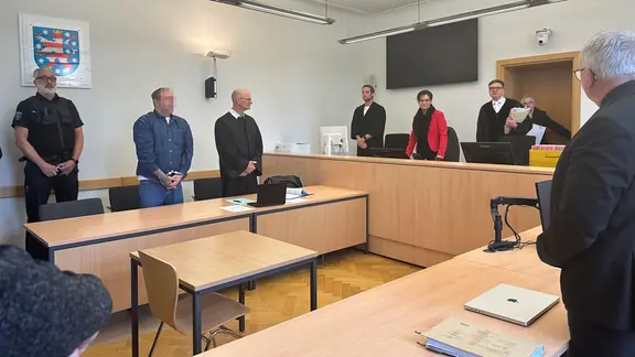 Menschen in einem Gerichtssaal