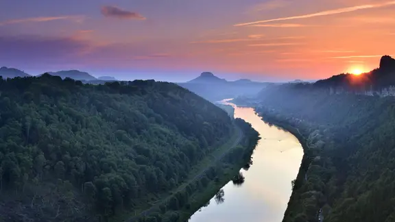 Sonnenuntergang im Elbtal, rechts die Schrammsteine, hinten der Lilienstein