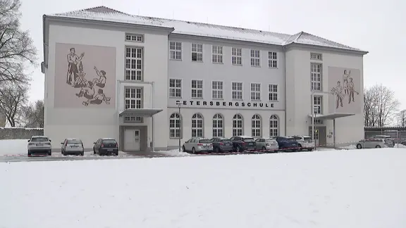 Die Petersbergschule von außen.