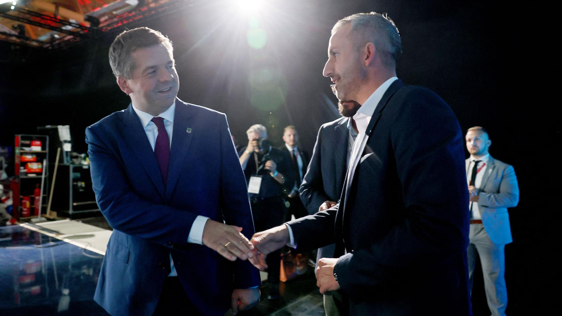 Ulrich Siegmund (AfD), Spitzenkandidat und Co-Vorsitzender der AfD-Landtagsfraktion Sachsen-Anhalt (r) und Sven Schulze (CDU), Ministerpräsident des Landes Sachsen-Anhalt und Landesvorsitzender der CDU Sachsen-Anhalt geben sich in der Messe die Hand. Am Sonntag (06.09.2026) wurde in Sachsen-Anhalt ein neuer Landtag gewählt. | picture alliance/dpa | Jan Woitas