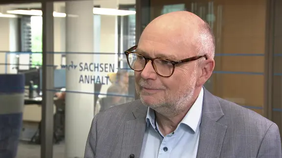 Tim Herden, Direktor des Landesfunkhauses Sachsen-Anhalts, gibt ein Interview.