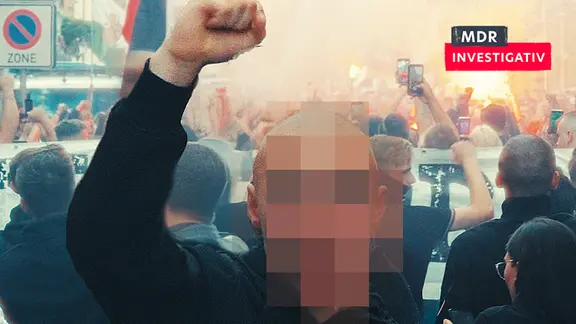 Ein junger Neonazi auf einer Demo.