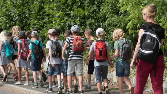 Eine Schulklasse ist auf Klassenausflug.