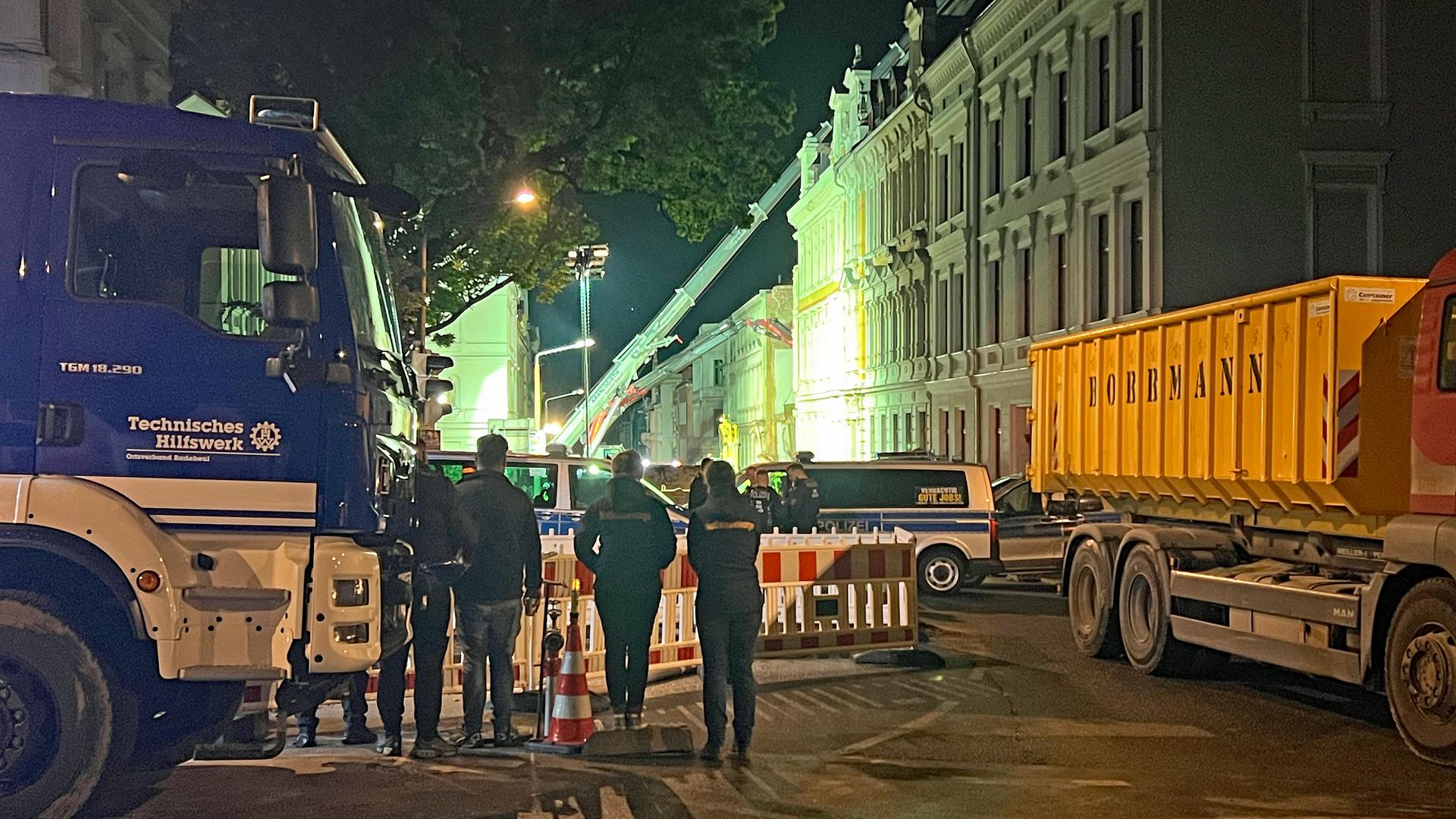 RettungskrÃ¤fte von THW, Feuerwehr und Polizei haben die StraÃe rund um das eingestÃ¼rzte Haus in GÃ¶rlitz abgesperrt. Auch bei Nacht lÃ¤uft die Suche weiter. | MDR/Lukas Meister