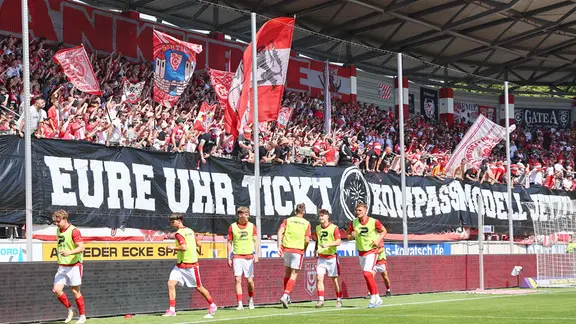 Fans des Halleschen FC mit einer klaren Botschaft zur Regionalligareform