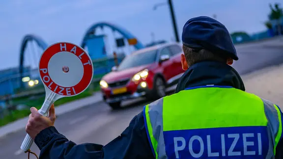 Ein Beamter der Bundespolizei überwacht die Einreise am deutsch-polnischen Grenzübergang Stadtbrücke in Frankfurt