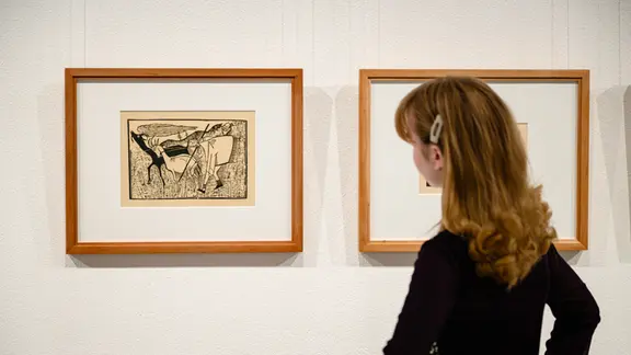 Besucherinnen in einer Kunstausstellung