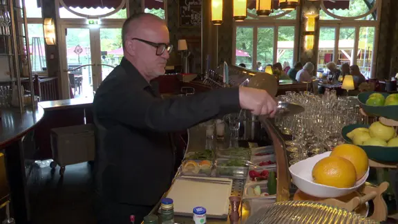 Mann arbeitet an einer Bar