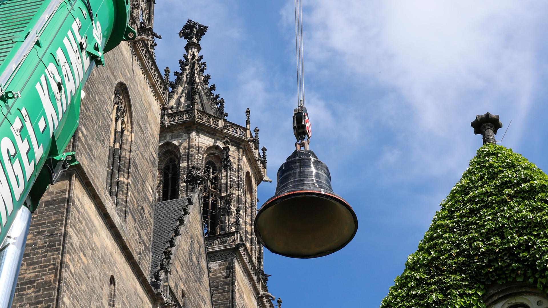 Die Credamus-Glocke des Magdeburger DomgelÃ¤uts wird per Kran in den Domgarten hinter dem Dom gehoben und dort vorerst zwischengelagert. | picture alliance/dpa | Peter Gercke