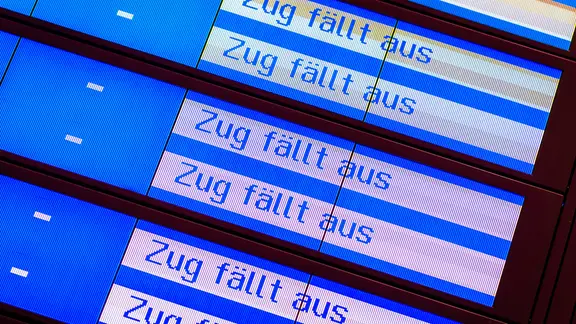«Zug fällt aus» ist auf einer Anzeige