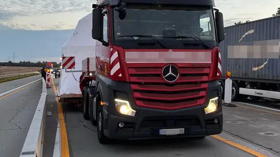 Ein Lkw auf einer Autobahn