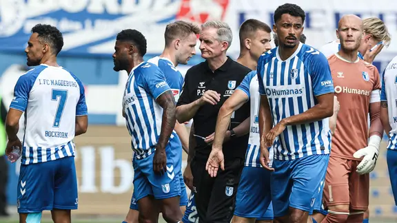 Trainer Petrik Sander und sein Team, der 1. FC Magdeburg, nach dem 1:6 gegen Eintracht Braunschweig