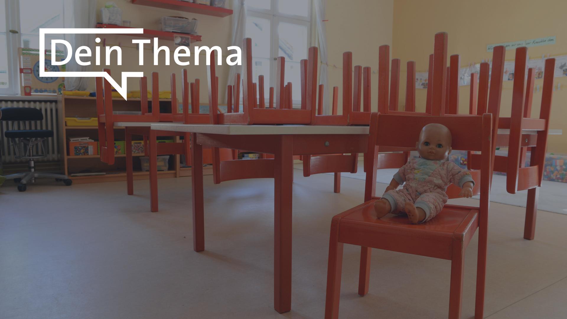 In einer Kita sind alle kleinen Stühle umgedreht auf die Tische gestellt |  IMAGO / Petra Schneider