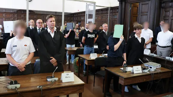  Angeklagten sitzen im Sitzungssaal im Strafjustizgebäude zu Beginn eines weiteren Prozesstags im Prozess gegen die rechtsextreme Terrorgruppe "Letzte Verteidigungswelle".