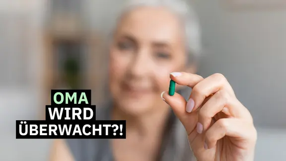 Eine Frau hält eine Pille in die Kamera, dazu der Schriftzug "Oma wird überwacht?"