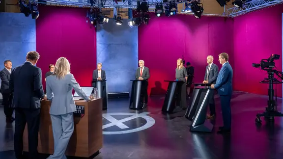 Moderatoren vor den Spitzenkandidaten