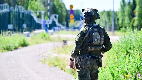 Ein Beamter des finnischen Grenzschutzes steht an der finnisch-russischen Grenze.