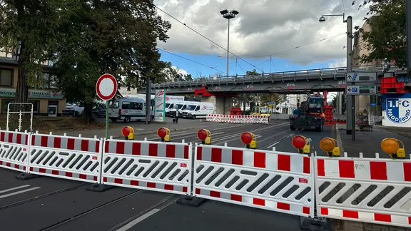 Absperrung vor Ringbrücke auf Halberstädter Straße in Magdeburg