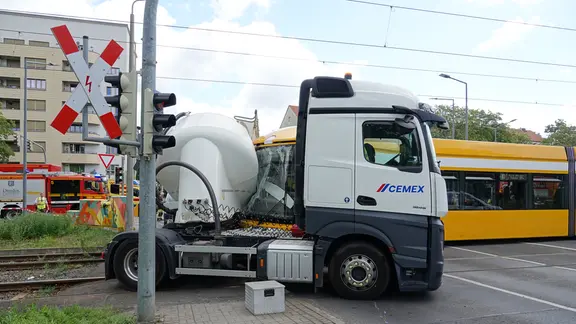 Eine Straßenbahn ist in einen LKW gekracht.