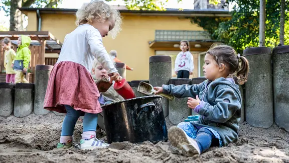 Kinder spielen im Kindergarten