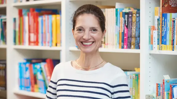 Julia Bielenberg lächelt in die Kamera