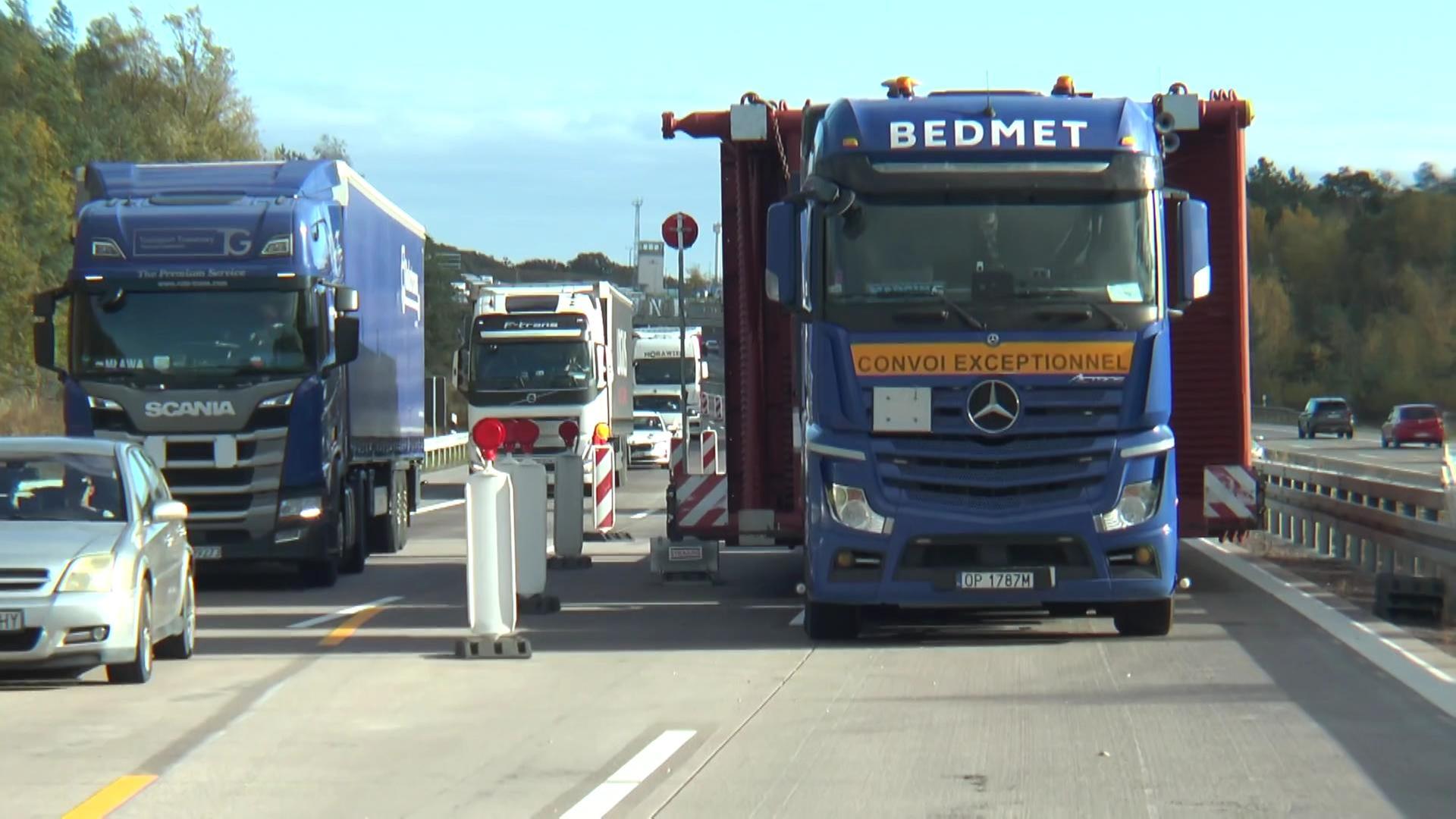 Zu breit: Drei Schwerlasttransporte stecken in A2-Baustelle fest