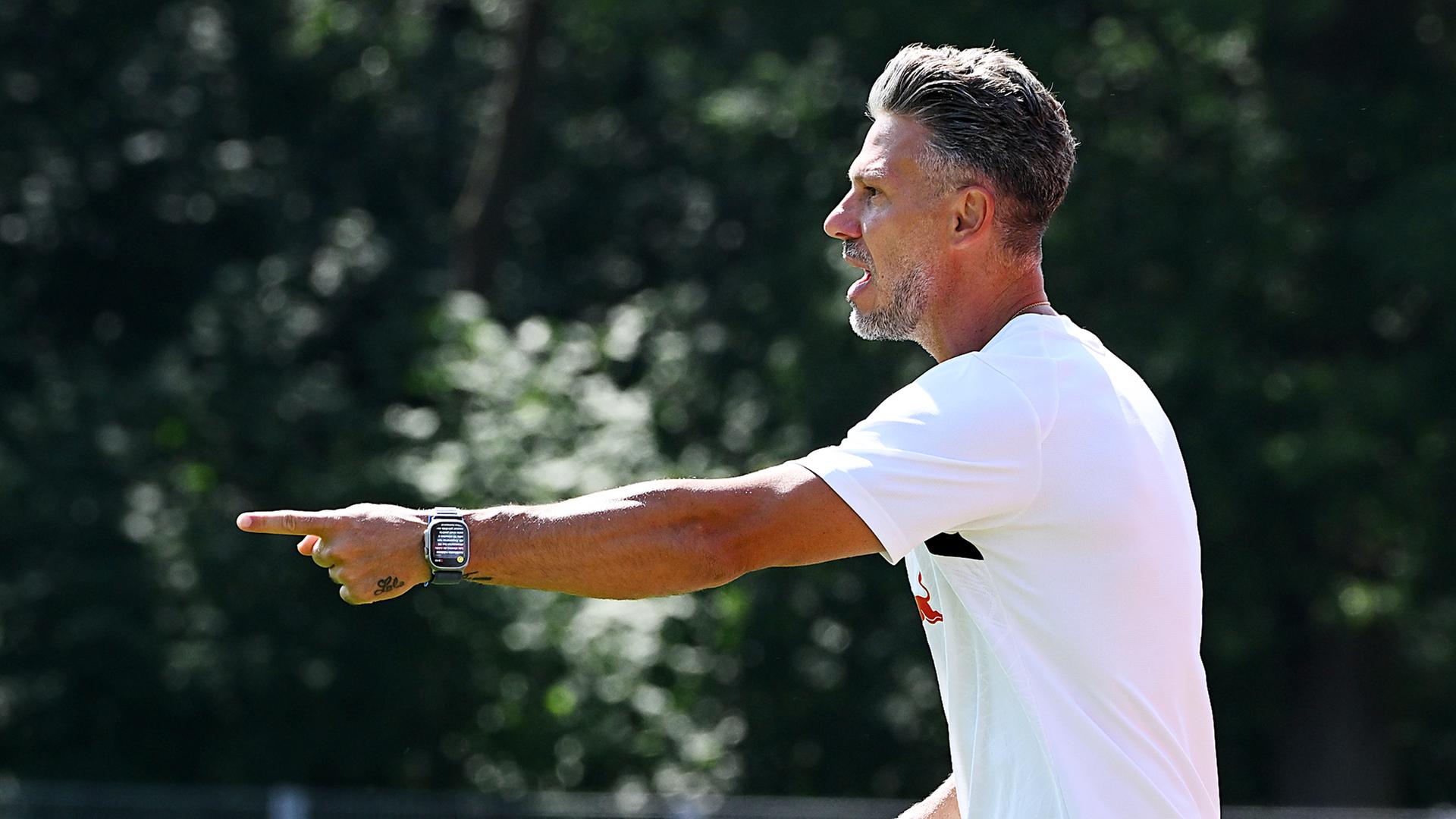 RB Leipzigs Trainer Martin Demichelis gibt im Testspiel gegen die VSG Altglienicke Anweisungen.  | Dirk Hofmeister