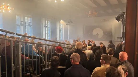 Publikum bei der Premiere des Stücks "Simson: Freiheit" in Suhl.